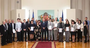 Преподавателят по информатика Павел Петров и 18-годишният Марио Петков от Плевен с отличия на наградите „Джон Атанасов“