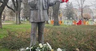 Плевенчани поднасят цветя за 85-ата годишнина от рождението на Емил Димитров