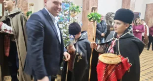 Добри гости коледари в Община Плевен (СНИМКИ)