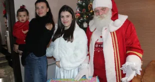 Дядо Коледа и Снежанка посетиха домовете на децата в Кнежа и им раздадоха подаръци (СНИМКИ)