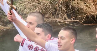 Ученик от Червен бряг извади Богоявленския кръст от водите на р. Златна Панега (СНИМКИ)