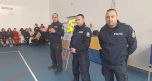 Полицаи изнесоха интерактивен урок по пътна безопасност пред ученици от плевенската гимназия по туризъм (СНИМКИ)
