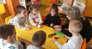 Деца правиха мартеници с етнографи от РИМ – Плевен (СНИМКИ)