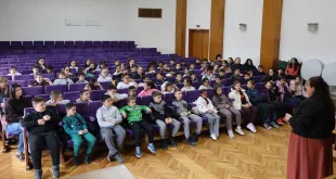 Десислава Христозова представи книгата си „Тихо, за това не се говори!“ пред ученици и учители