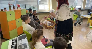 Баба Марта раздаде мартеници за здраве в община Гулянци (СНИМКИ)