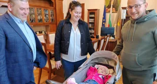 Първото бебе на Плевен за 2026-а и родителите му гостуваха на кмета д-р Христов (СНИМКИ)