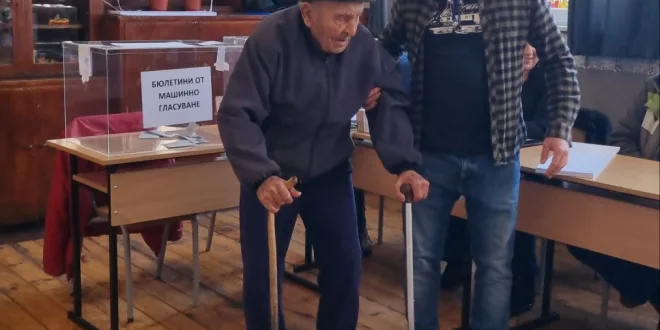Трима столетници гласуват днес в община Левски