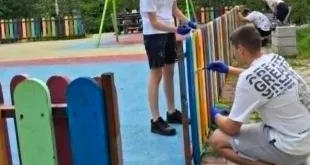 Ученици почистиха и освежиха детски площадки в Плевен