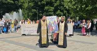 Стотици ученици и граждани се включиха в шествието за 24 май в Плевен (СНИМКИ)