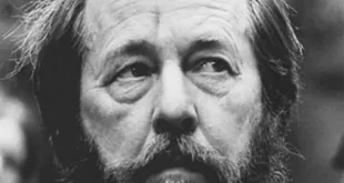 Преди 32 години изгнаника Александър Солженицин се завръща в Русия