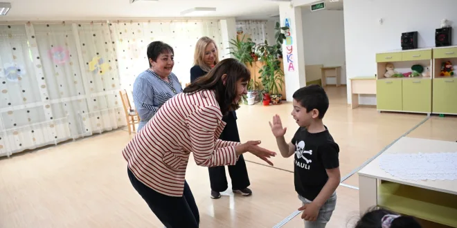 Министър Ефремова се срещна с деца и младежи в две социални услуги в Плевен