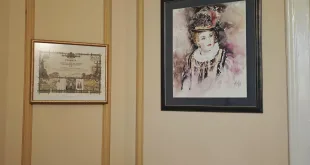 Портрет на оперната прима Гена Димитрова посреща гостите на Плевен в сградата на местната управа
