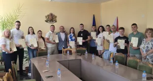 Кметът на Червен бряг награди зрелостници с отличен успех от СУ „Д-р Петър Берон“